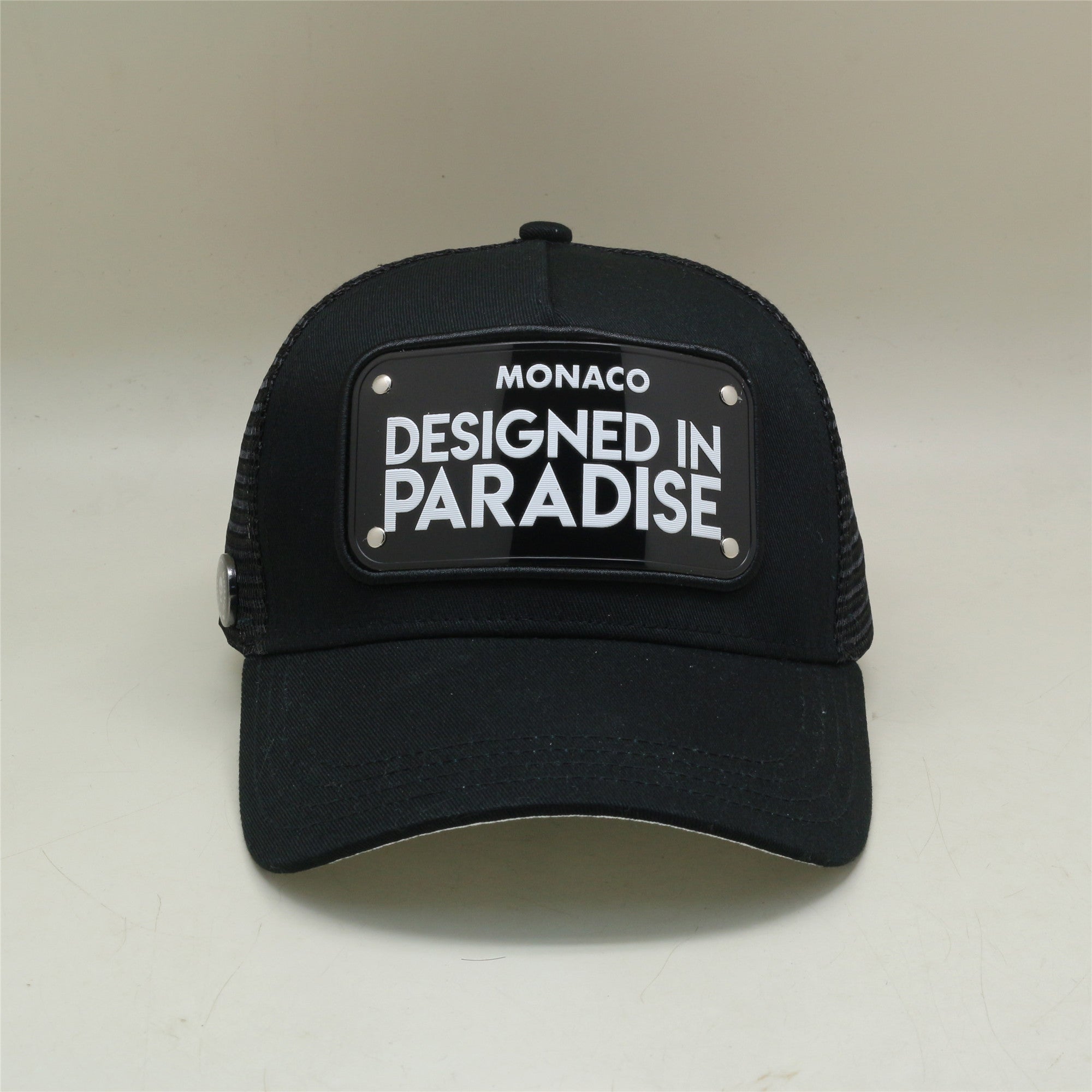 Navrhnuté v čiernej farbe Paradise Cap