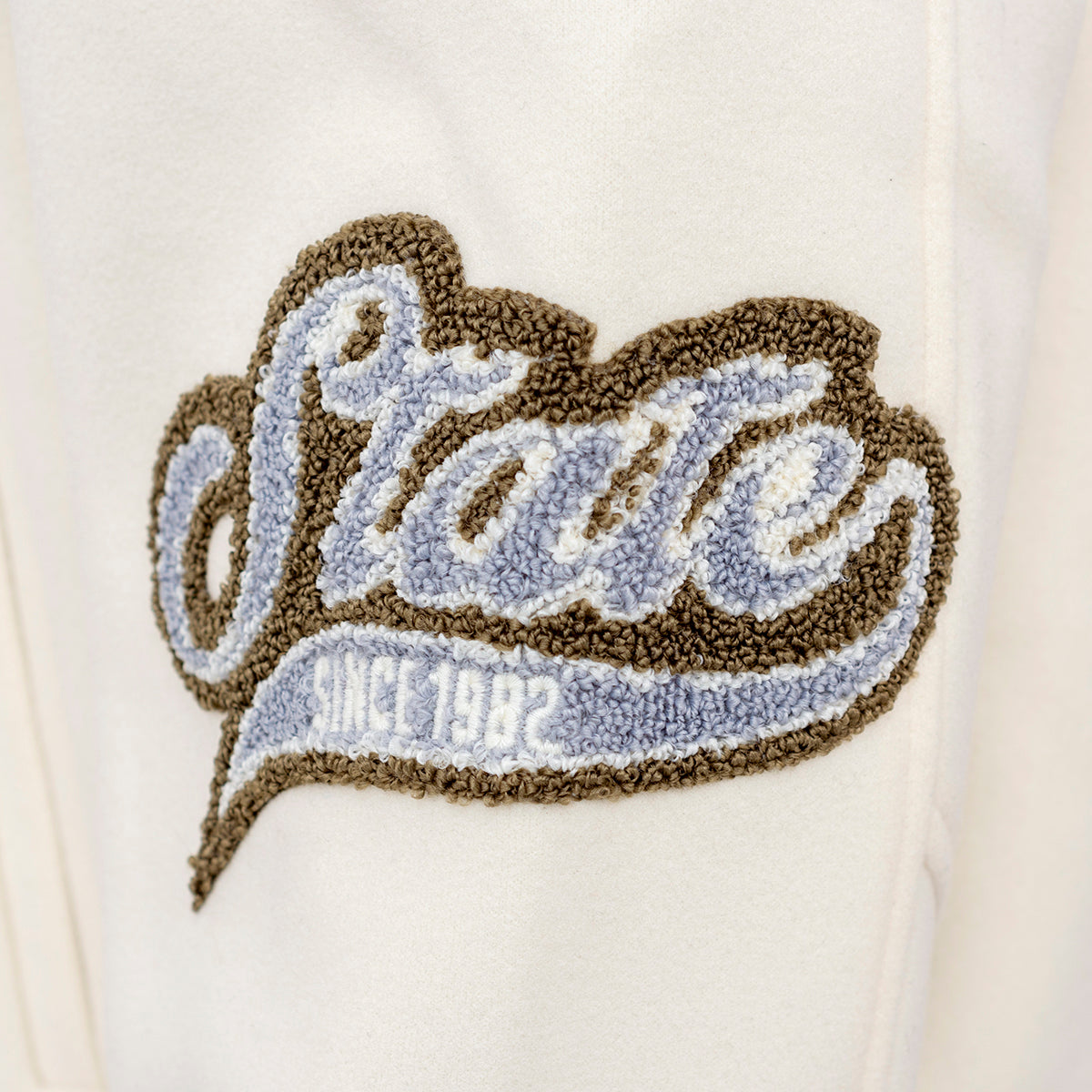 Kvetinová vysokoškolská bunda sivá