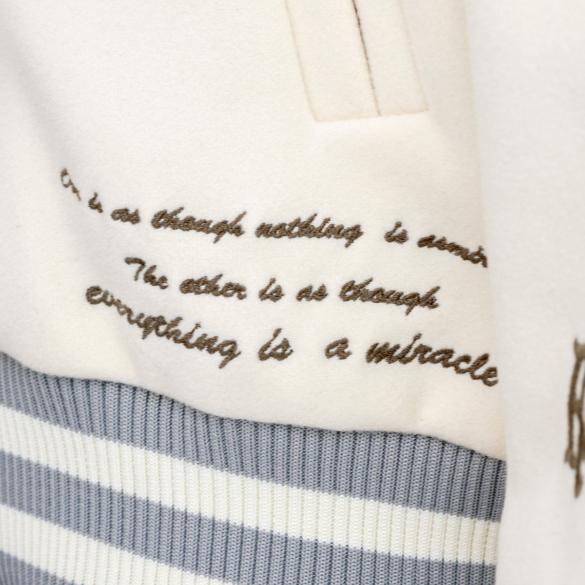 Kvetinová vysokoškolská bunda sivá