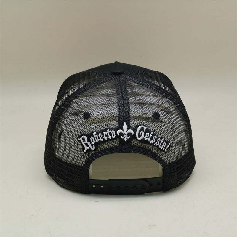 Navrhnuté v čiernej farbe Paradise Cap